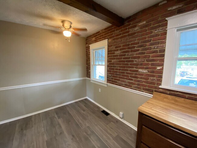 Building Photo - Charming 2 bedroom / 1 bath house