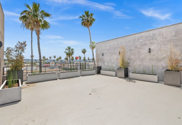 Building Photo - 6600 Van Nuys Blvd