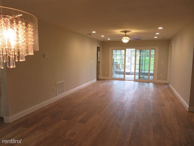 Building Photo - 2 br, 2.5 bath Condo - 4104 Clubside Dr