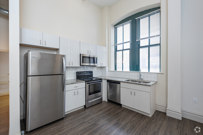 2BR, 2BA - 910SF - Kitchen - The Shelby