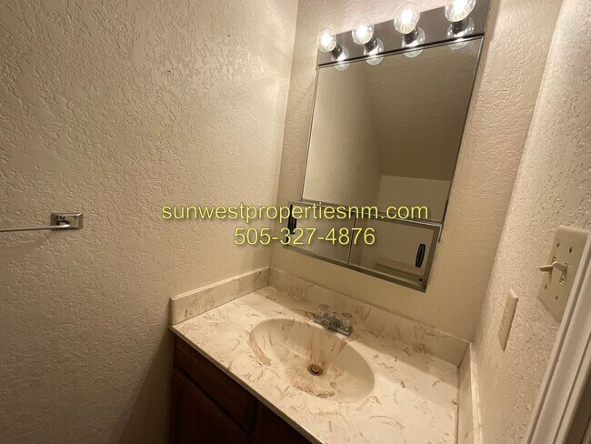 Building Photo - 3 Bedroom Condo