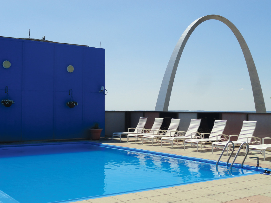 Piscina en la azotea con vista al Gateway Arch. - Mansion House