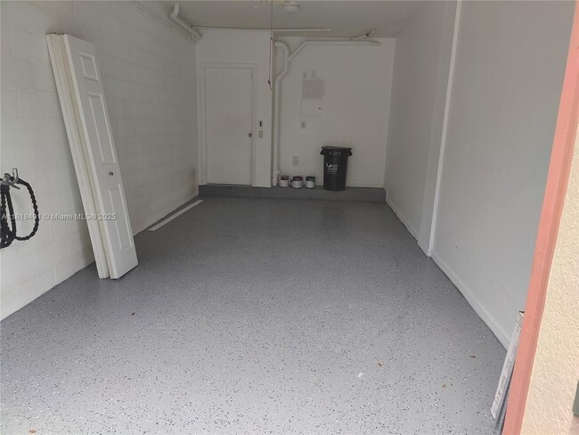 Building Photo - 2474 Centergate Dr