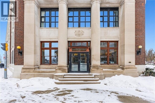 Photo du bâtiment - 404 King St W