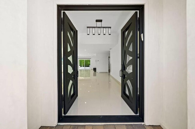 Foto del edificio - 6243 Berquist Ave