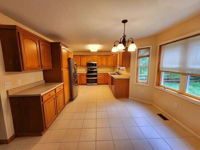 Building Photo - Beautiful 4 Bedroom house in Tobyhanna wit...