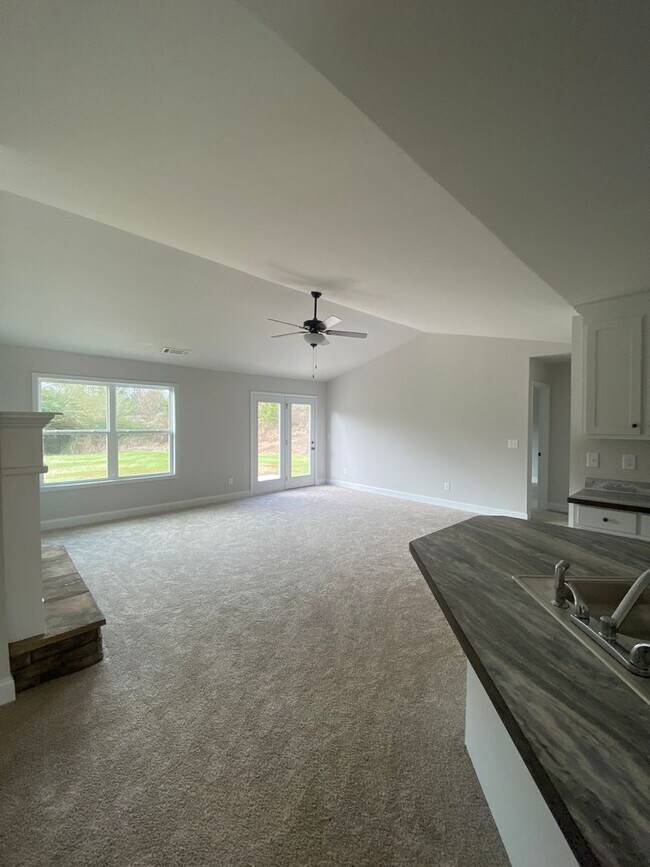 Foto del edificio - Spacious 4-Bedroom Home Near Victoria Bryant State Park