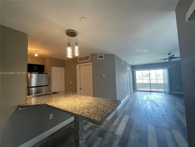 Building Photo - 4158 Inverrary Dr