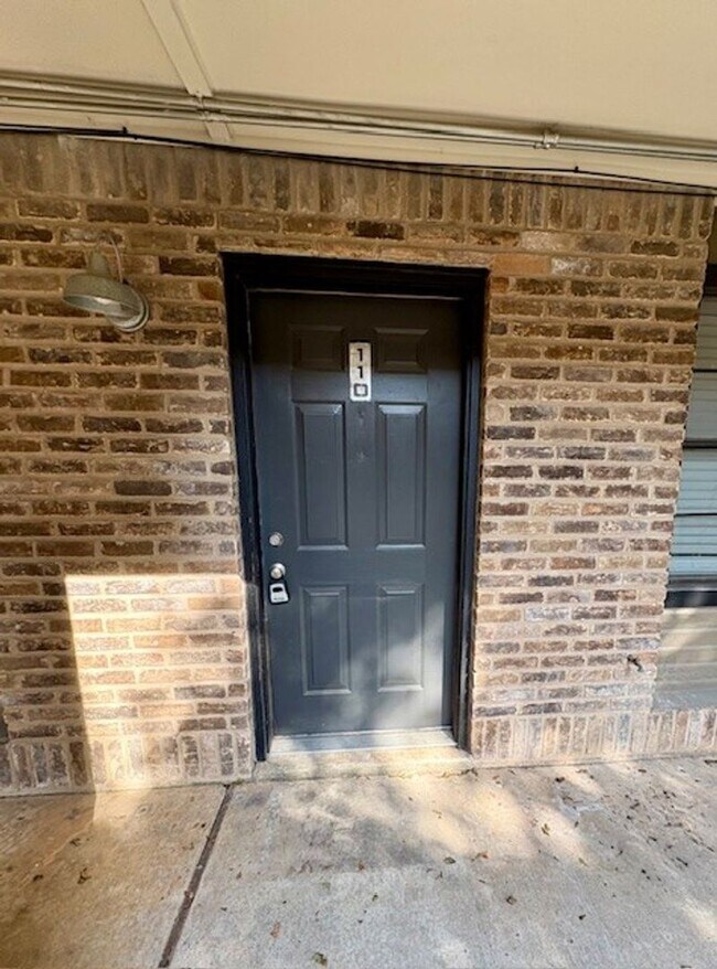 Building Photo - Casa Blanca Condo!