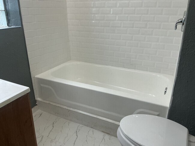 Foto del edificio - 6 bedroom single family home
