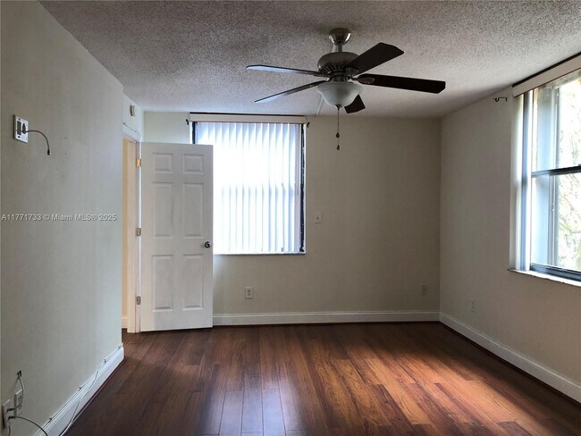 Building Photo - 14301 N Kendall Dr