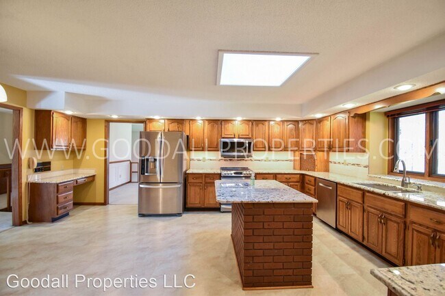 Building Photo - 3 br, 3 bath House - 3115 Pine Circle