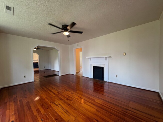 Foto del edificio - Charming 2/1 House in Celanese- $1,595