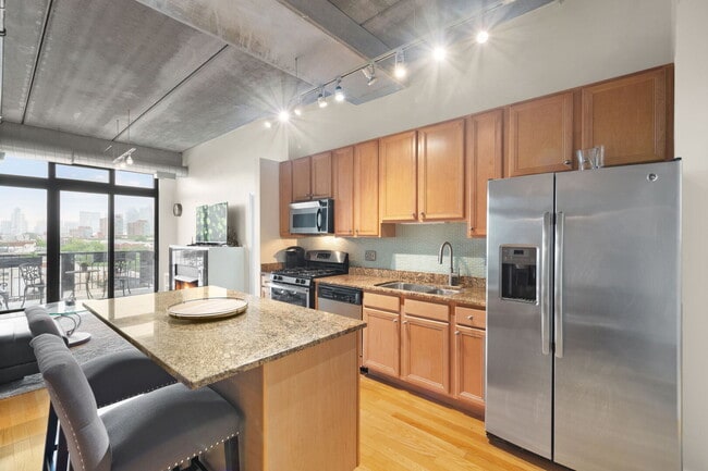Building Photo - 811 W 15th Pl