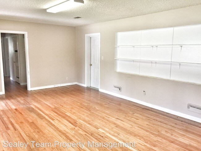 Building Photo - 3 br, 2 bath House - 730 W. Tharpe St.