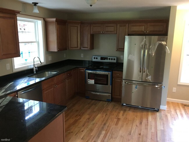 Building Photo - 3 br, 2 bath Duplex - 21 Pinehurst St Unit A