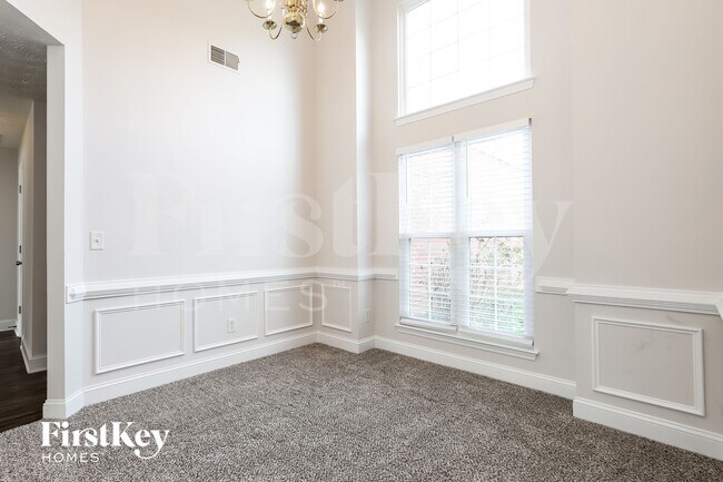 Foto del edificio - 807 Lazy Ln