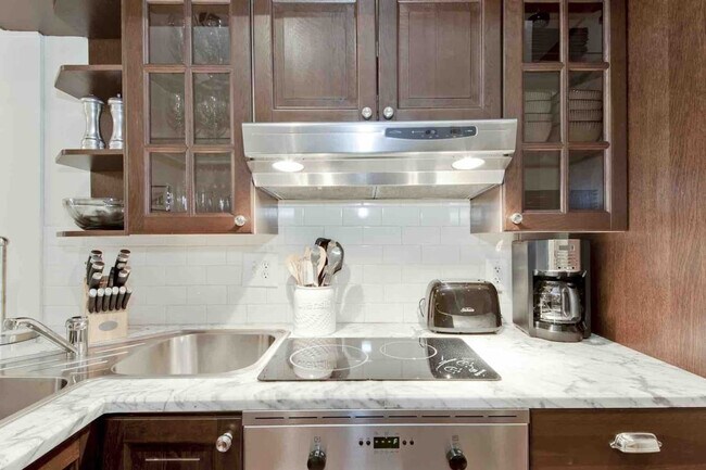 Foto del edificio - 2114 Bancroft Pl NW