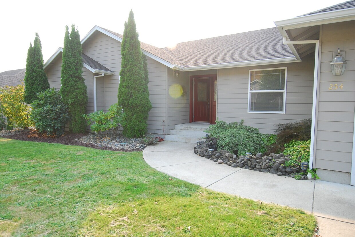 254 Northview Dr, Roseburg, OR 97470 House Rental in Roseburg, OR