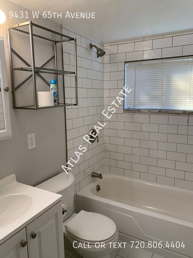 Building Photo - Awesome 1 bed/1 bath! Charming 4 plex! Off...