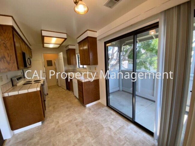 Building Photo - Upper level 2 bedroom & 1 bathroom condomi...