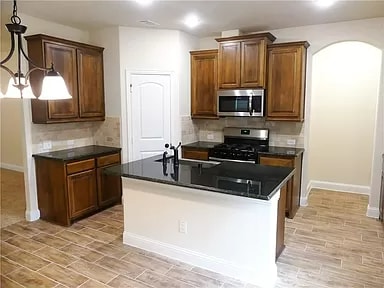 Building Photo - 624 Redwood Dr