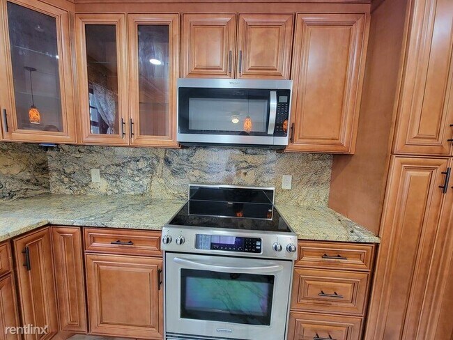 Building Photo - 3 br, 3 bath House - 1436 SW 25th Ave Apt A