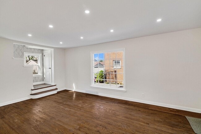 Building Photo - 248 Adelaide Pl