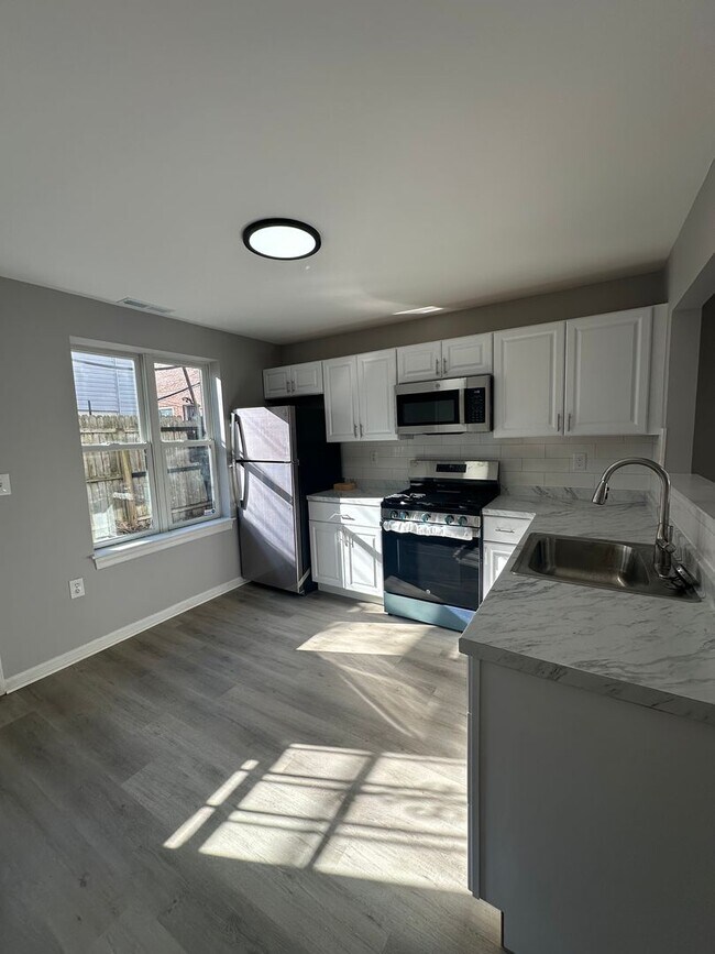 Building Photo - Beautifully renovated 3 Bed, 1.5 bath available. Section 8 welcomed!