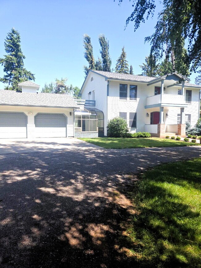 Foto del edificio - Spacious home in country setting, yet close to amenities