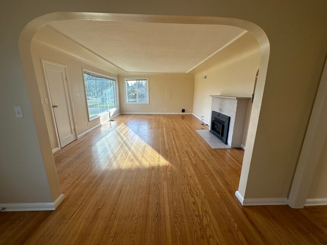 Primary Photo - 737 SE 146th Ave