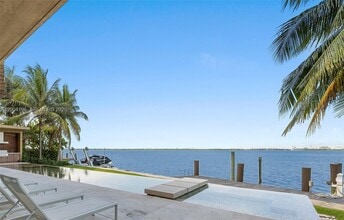 Building Photo - 825 E Dilido Dr