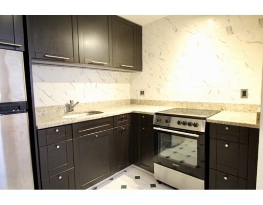 Building Photo - 2 Colonial Village Dr