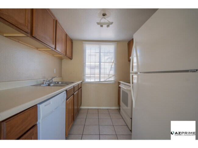 Building Photo - Welcome to this Well-maintained 2/1 Phoeni...