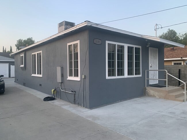 Building Photo - 10301 Arminta St