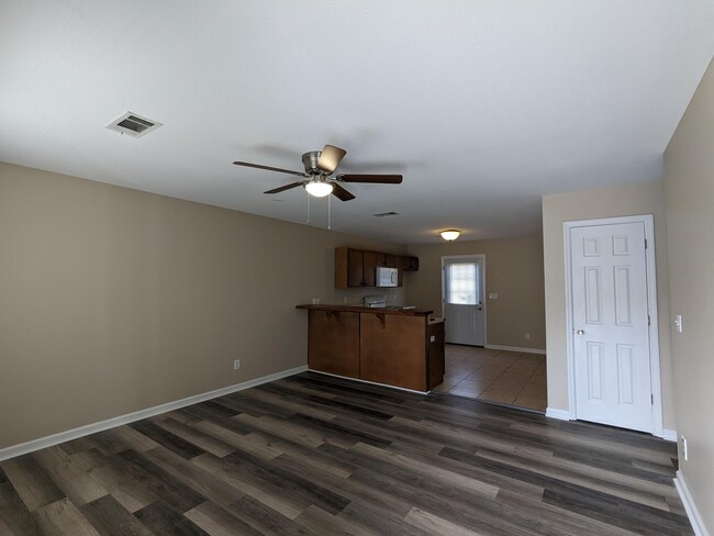 Building Photo - 73 Roydon Dr