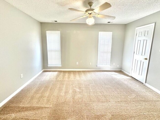 Building Photo - Now Leasing a 3-bedroom 2.5 bath with Larg...