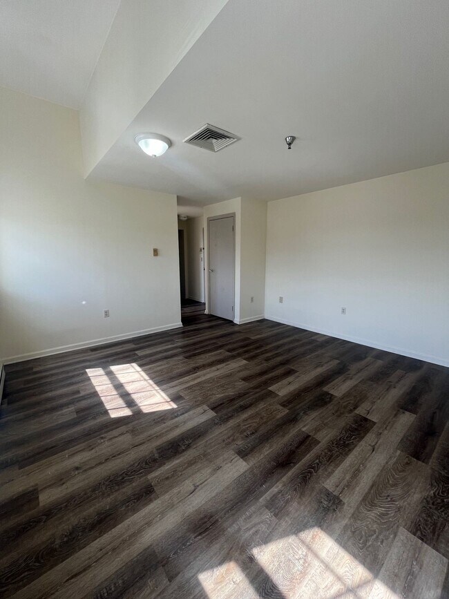 Unidad 211 Sala de estar - Woodlayne Court Apartments