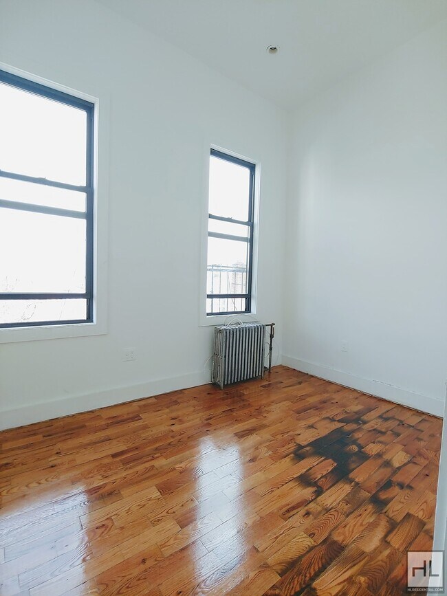 Building Photo - NO FEE Gorgeous Studio Wilson Avenue