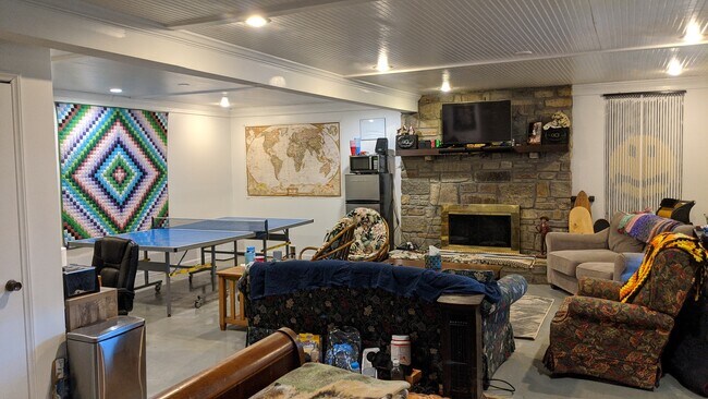 Amplio dormitorio/estudio en la planta baja - 875 Hodges Gap Rd
