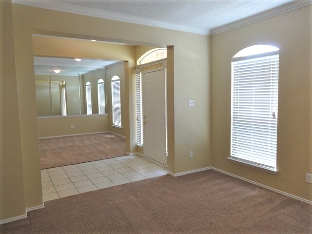 Building Photo - 817 Raintree Ln