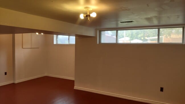 Photo du bâtiment - 355 Blue Grass Blvd