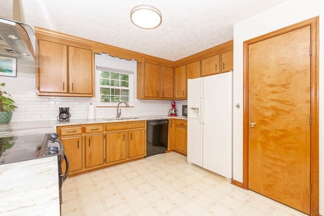 Building Photo - Beautiful Newport News Home