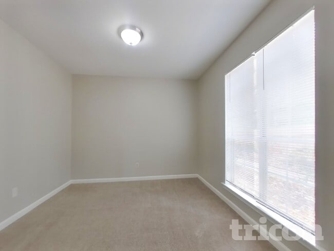 Building Photo - 510 Surveyor Walk