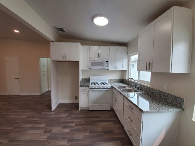 Foto del edificio - 15480 Moorpark St