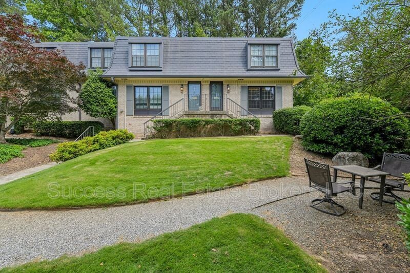 Foto principal - 98 La Rue Pl NW