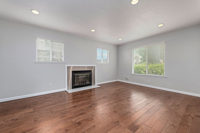 Building Photo - Beautiful Two Bedroom, 1.5 Bathroom House. Convenient Downtown San Jose Location