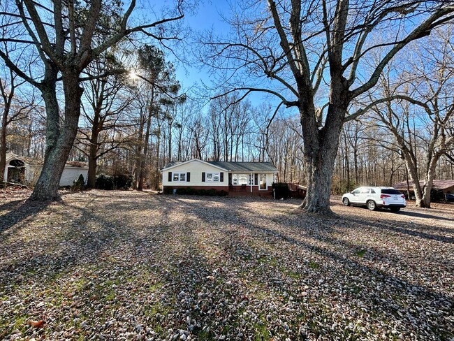 Foto del edificio - Charming 3Br in Oak Ridge on One Acre Lot!