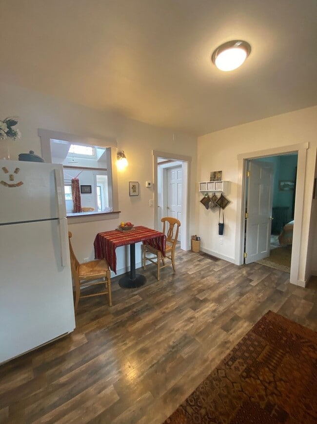 Building Photo - Furnished One Bedroom plus Office One Bath...
