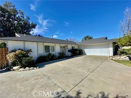 Foto principal - 133 S Lone Hill Ave